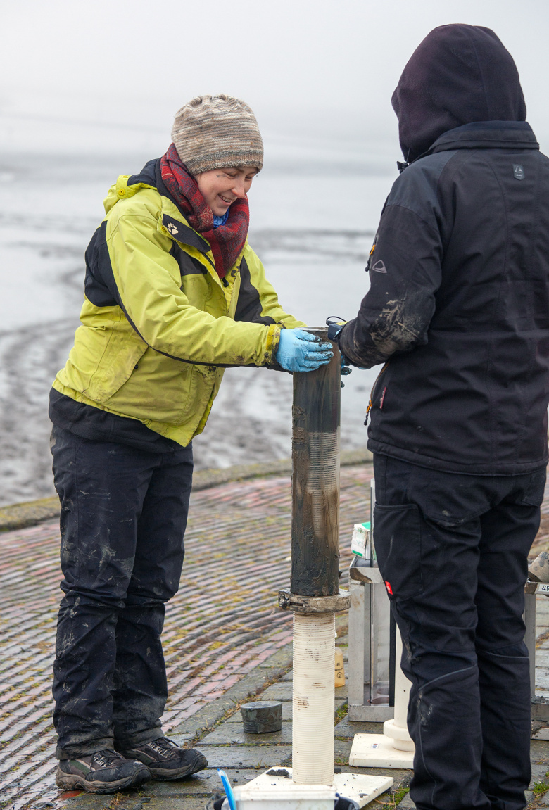 2 Personen bei Probenahme von Sediment 